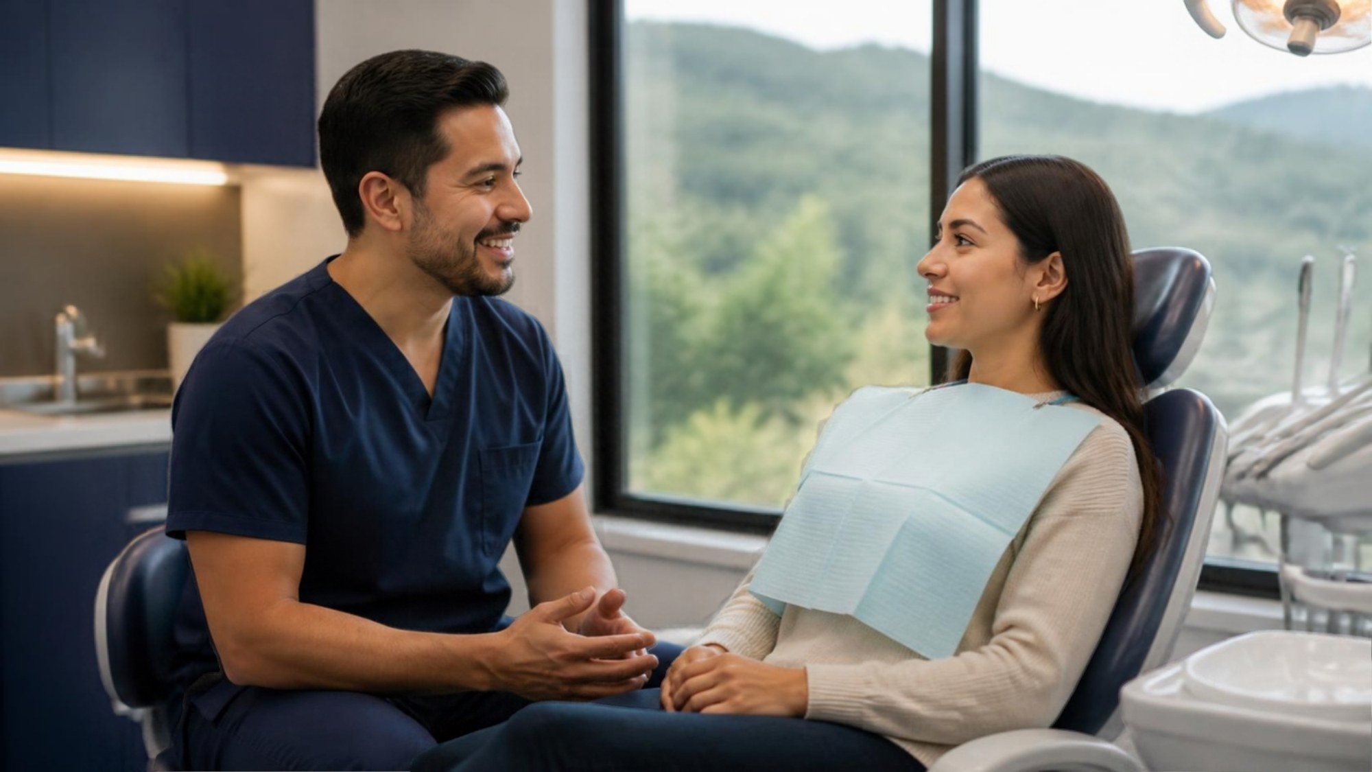 Odontólogo conversando con una paciente tranquila antes de la consulta
